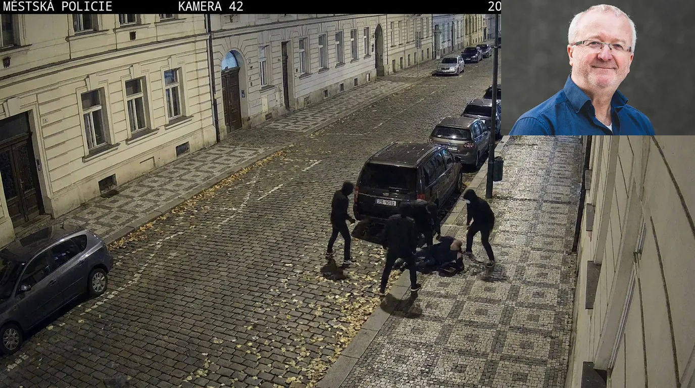 Záběr z bezpečnostní kamery Městské policie — KAMERA 42: na dlážděné ulici čtyři postavy v tmavém útočí na ležícího muže u zaparkovaného černého SUV. Vpravo nahoře — portrét Radima Jančury.